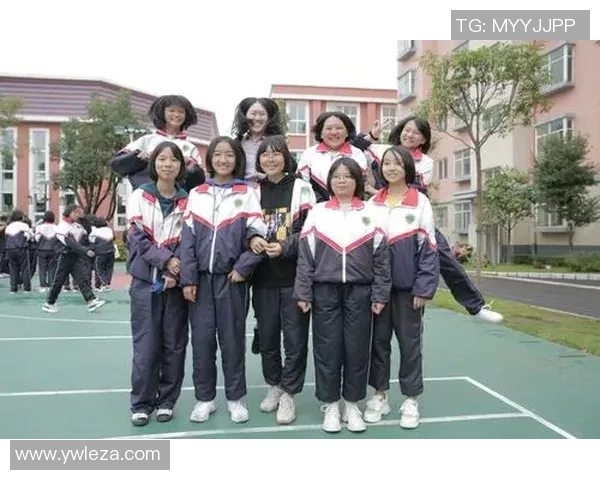 足球明星女纹身图揭示她们的个性与魅力，探索体育与艺术的完美结合