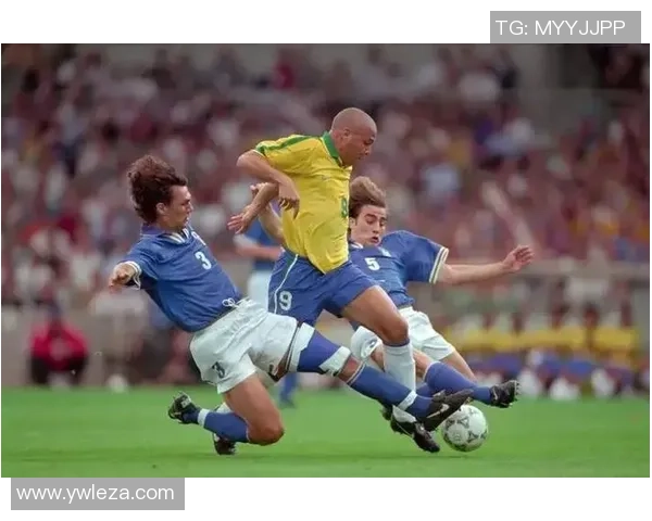 足球巨星齐聚一堂的精彩合照展现了无与伦比的球场魅力与友谊