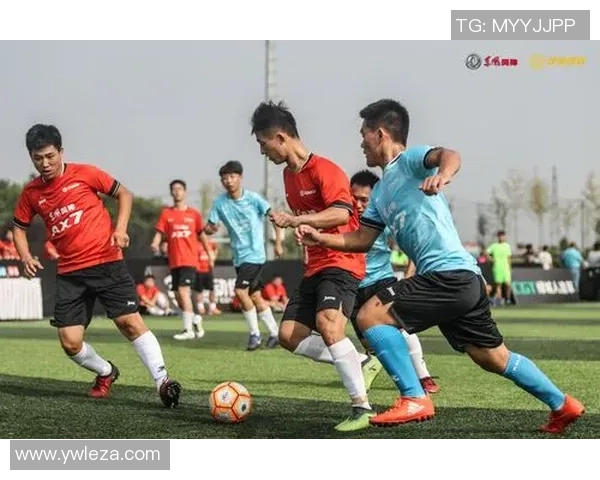 两兄弟携手追梦足球场共同奋斗成就足球明星之路